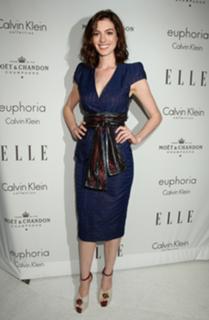 Anne Hathaway feet photo thumbnail