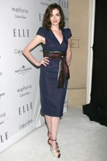 Anne Hathaway feet photo thumbnail