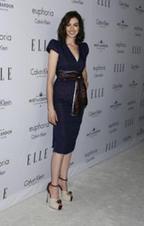 Anne Hathaway feet photo thumbnail