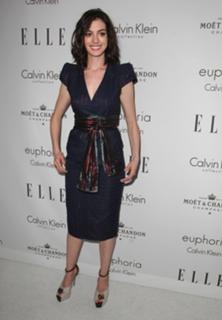 Anne Hathaway feet photo thumbnail