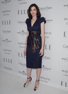 Anne Hathaway feet photo thumbnail