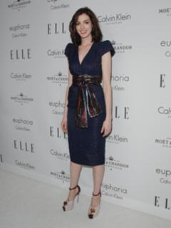 Anne Hathaway feet photo thumbnail