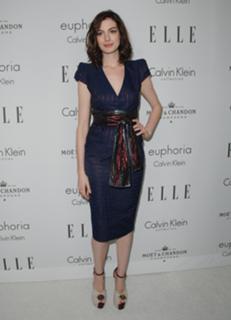 Anne Hathaway feet photo thumbnail