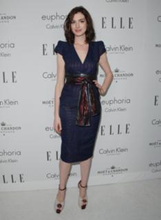 Anne Hathaway feet photo thumbnail
