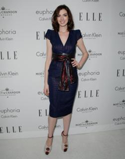 Anne Hathaway feet photo thumbnail