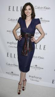 Anne Hathaway feet photo thumbnail
