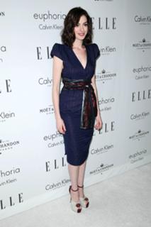 Anne Hathaway feet photo thumbnail