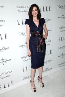 Anne Hathaway feet photo thumbnail