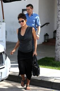 Halle Berry feet photo thumbnail