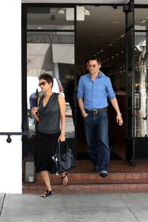 Halle Berry feet photo thumbnail