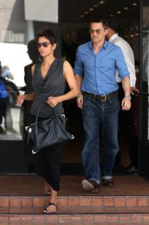Halle Berry feet photo thumbnail