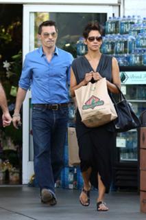 Halle Berry feet photo thumbnail