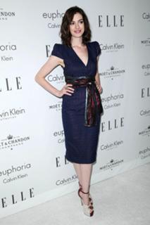 Anne Hathaway feet photo thumbnail