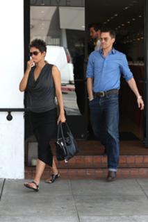Halle Berry feet photo thumbnail
