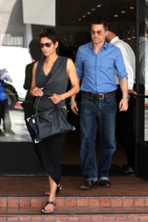 Halle Berry feet photo thumbnail