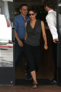 Halle Berry feet photo thumbnail