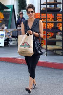 Halle Berry feet photo thumbnail