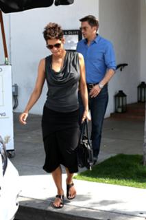 Halle Berry feet photo thumbnail