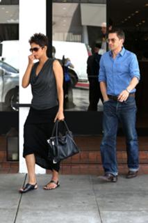 Halle Berry feet photo thumbnail