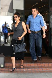 Halle Berry feet photo thumbnail