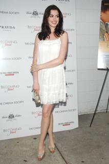 Anne Hathaway feet photo thumbnail