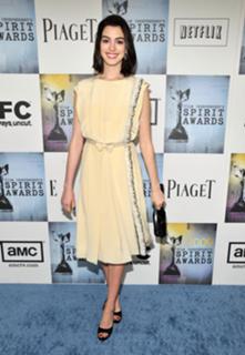 Anne Hathaway feet photo thumbnail
