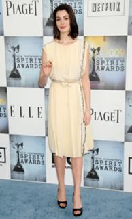 Anne Hathaway feet photo thumbnail