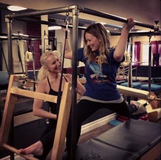 Hilary Duff feet photo thumbnail