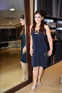 Raveena Tandon feet photo thumbnail