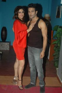 Raveena Tandon feet photo thumbnail