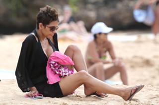Halle Berry feet photo thumbnail