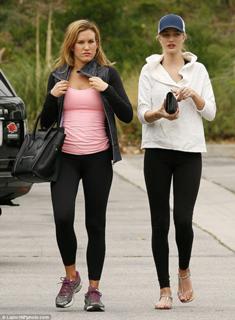 Rosie Huntington-Whiteley feet photo thumbnail