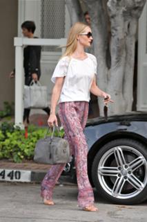 Rosie Huntington-Whiteley feet photo thumbnail
