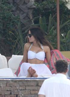 Kate Beckinsale feet photo thumbnail