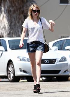 Emma Roberts feet photo thumbnail