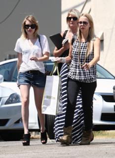 Emma Roberts feet photo thumbnail