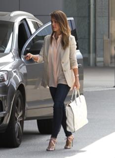 Jessica Alba feet photo thumbnail