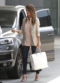 Jessica Alba feet photo thumbnail