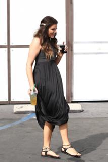 Khloé Kardashian feet photo thumbnail