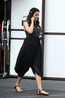 Khloé Kardashian feet photo thumbnail