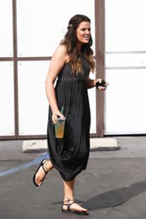 Khloé Kardashian feet photo thumbnail