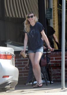 Kirsten Dunst feet photo thumbnail