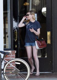 Kirsten Dunst feet photo thumbnail