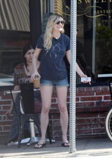 Kirsten Dunst feet photo thumbnail