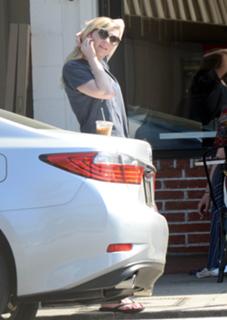 Kirsten Dunst feet photo thumbnail
