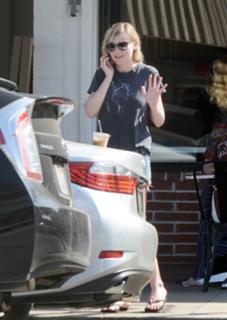 Kirsten Dunst feet photo thumbnail
