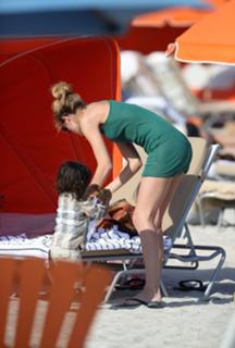 Doutzen Kroes feet photo thumbnail