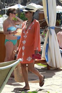Halle Berry feet photo thumbnail