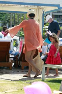 Halle Berry feet photo thumbnail