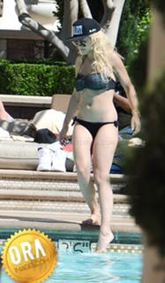 Rita Ora feet photo thumbnail
